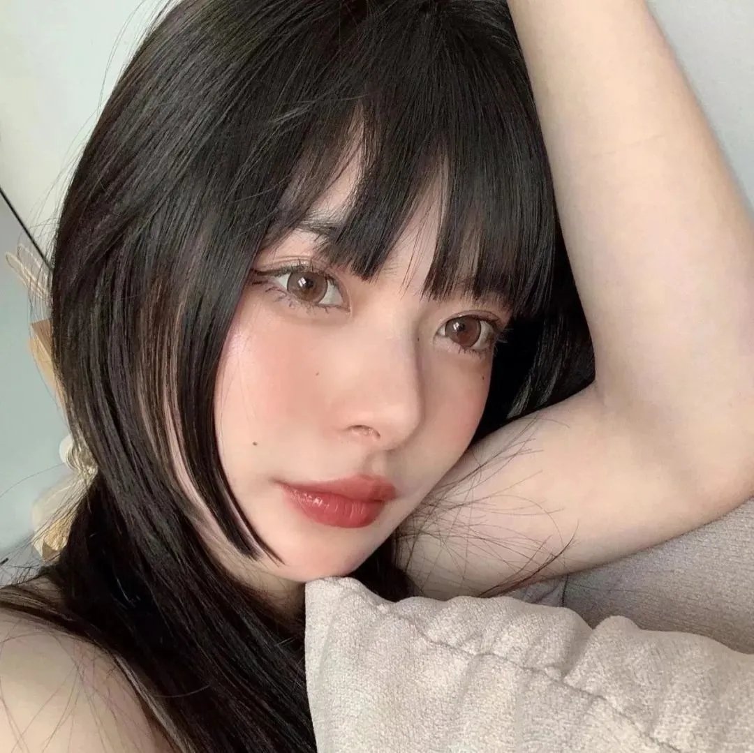小鬼头上的女人